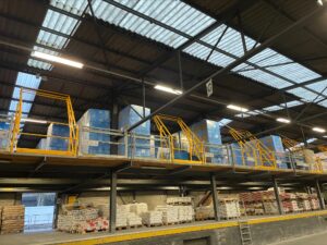 Kantelhek op houten vloer met contraplaten